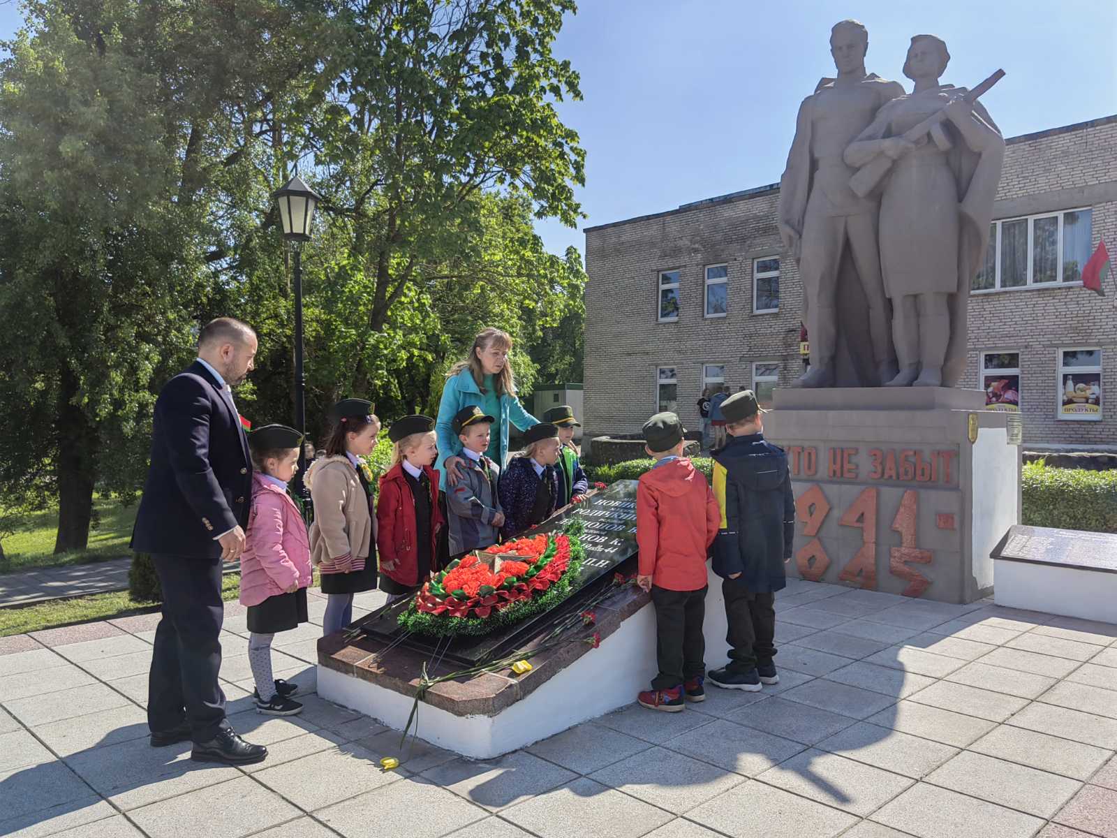Юные лесоводы дошкольного лесничества «Муравейка» возложили цветы к памятнику погибшим в годы Великой Отечественной Войны